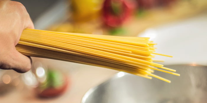 des pâtes dans une casserole