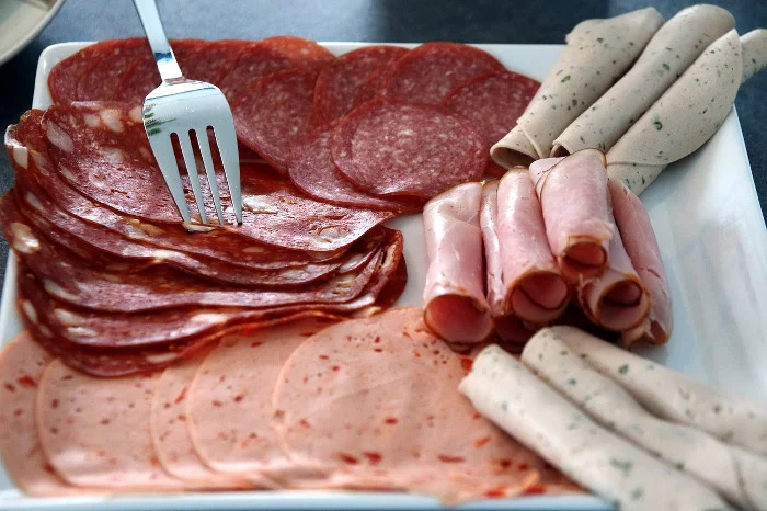 un plateau de charcuterie