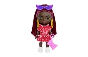 Barbie Mini Poupée Extra aux Cheveux Bordeaux avec Lunettes de Soleil, Robe à Volants Rouge, vêtements et Accessoires, Jouet Enfant, Dès 3 Ans, HLN47