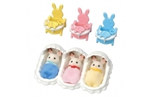 Sylvanian Families - Les triplés Lapin Chocolat et accessoires puériculture - 3 figurines et + de 15 accessoires - Plongez dans l'univers de la famille Sylvanian - Jouet enfant 3 ans et + - 5532