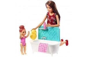 Barbie Famille Coffret Heure du Bain poupée Skipper Baby-Sitter aux Cheveux châtains et Figurine d'enfant, Accessoires Inclus, Jouet pour Enfant, FXH05