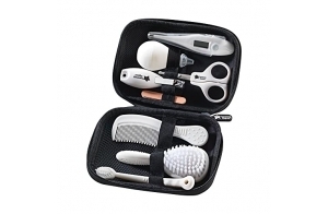 Tommee Tippee Kit de Soins pour Bébé, 9 Articles Essentiels pour Prendre Soin d'un Nouveau-Né, Trousse de Voyage Étanche et Facile à Nettoyer, Design peut varier